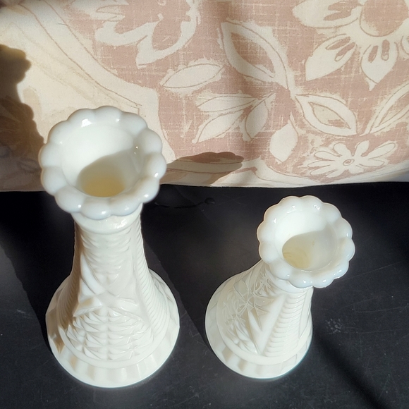 Pair of Vintage White Milk Glass Vases featuring a Stars and Bars Pattern - Picture 3 of 11